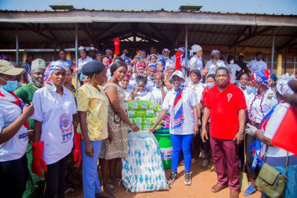 Barhama Ladies’ embarked on a thorough cleanup exercise at the Tamale Central Hospital and also donated sanitary pads, baby diapers, among other items to the maternity wards of the facility