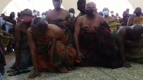 Watch How Bantamahene Crawls Before Otumfuo to Beg For Forgiveness; As He Faces Destoolment -[VIDEOS]