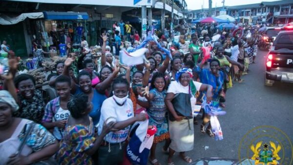See How Akufo-Addo Gets Mobbed At Takoradi Market Circle -[WATCH VIDEO]