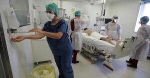 French Medical Society Calls For Mandatory Flu Vaccines For Health Care Workers