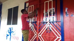 E/R: Angry Abuakwa South NPP supporters lock up party office over MCE’s removal