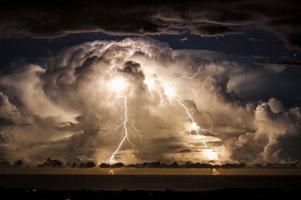 meteo agency warns of moderate to heavy thunderstorms