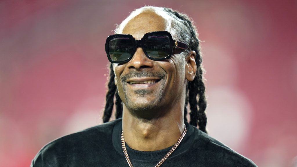 snoop dogg says his latest album made 21m in the metaverse on the first day and 34000 downloads in the real world