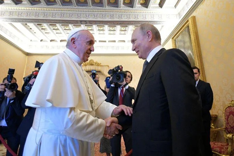 russian orthodox church scolds pope francis after putins altar boy remark