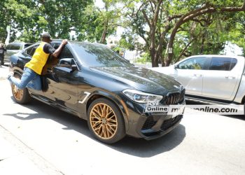 Adebayor: Fan risks life hanging on speeding car to see star