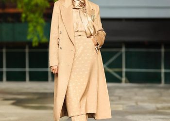 How to look chic and modest in a scarf