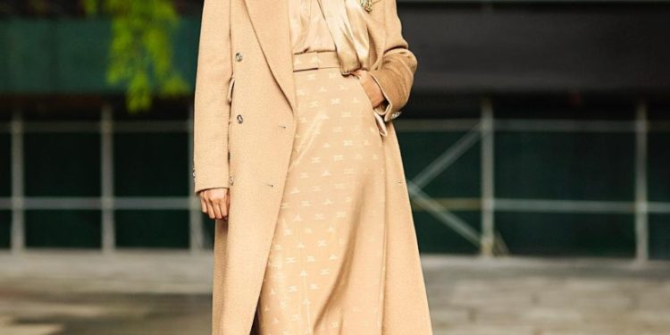 how to look chic and modest in a scarf