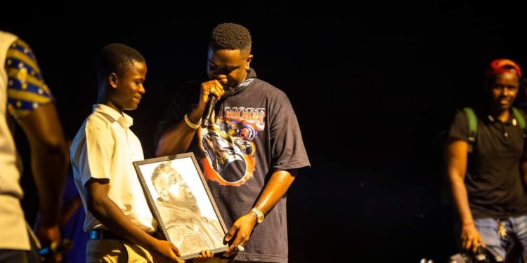 a michael affair presec student leaves sarkodie awestruck with brilliant portrait at bonfire night