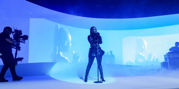 amaarae delivers explosive performance at mugler x hm campaign launch