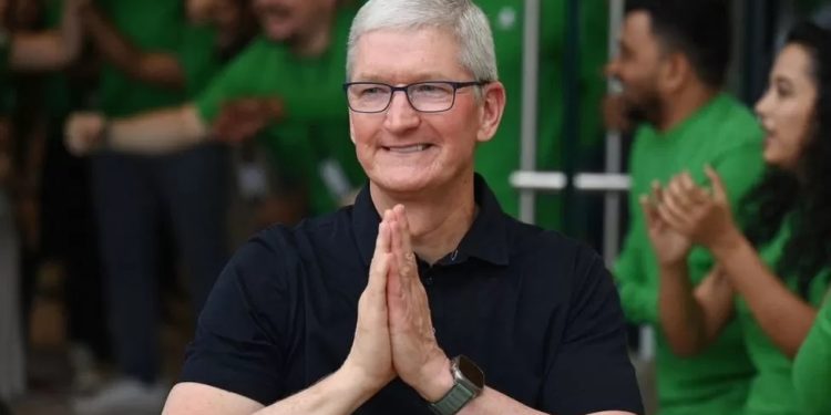 apple ceo tim cook inaugurates first store in india
