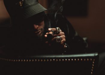 E.L hints at upcoming project in new post