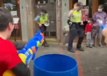 Hong Kong arrests 2 for shooting water guns at police