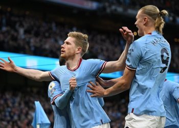 Manchester City hammer Arsenal to go within two points of top spot