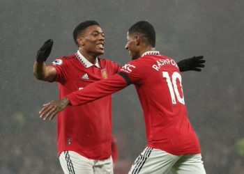 Manchester United ease past Everton to continue top four push