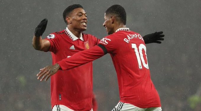 manchester united ease past everton to continue top four push