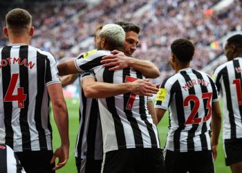 Newcastle thrash Tottenham to keep Champions League hopes alive