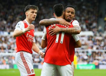 Arsenal keep title hopes alive with win at Newcastle