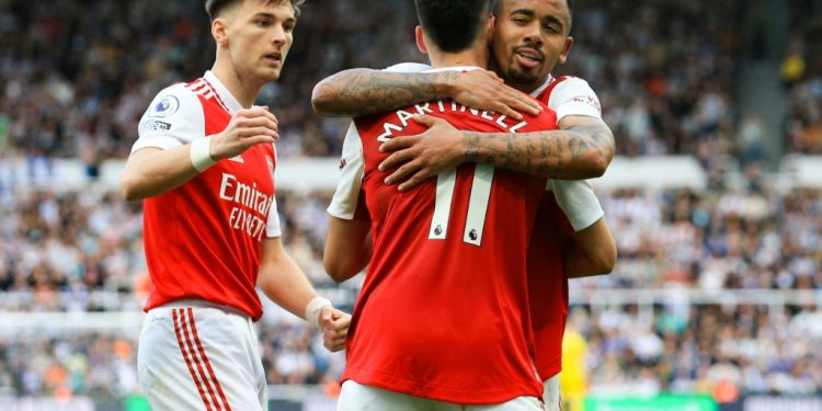 arsenal keep title hopes alive with win at newcastle