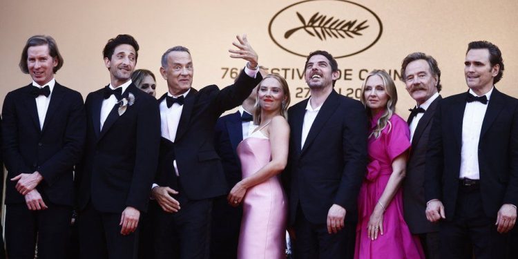 asteroid city scarlett johansson and tom hanks film stylish but lacks substance