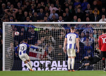 Brighton score late penalty to beat Man United