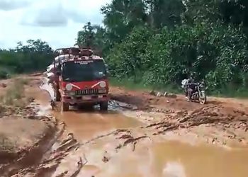 Commuters, traders stranded on deplorable Amenfi West roads