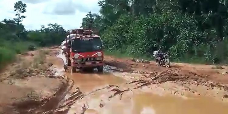 commuters traders stranded on deplorable amenfi west roads