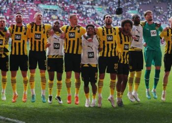 Dortmund ready to lift Bundesliga trophy, Bayern hope for dramatic twist