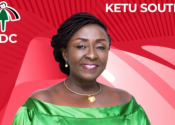 Fogah Nukunu congratulates Madam Dzifa Gomashie