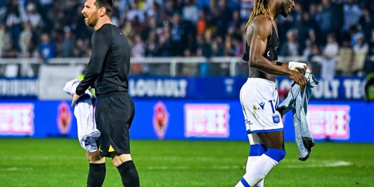 gideon mensah leaves pitch with messis jersey in auxerre psg fixture
