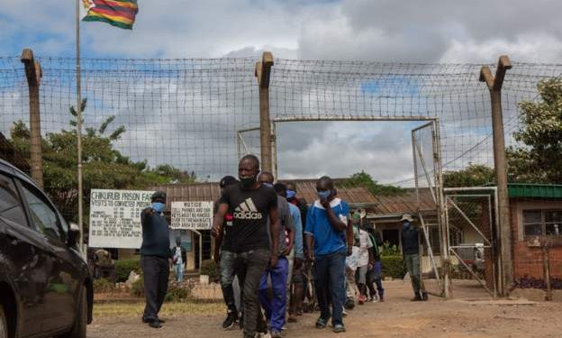 zimbabwe pardons over 4000 prisoners to decongest jails
