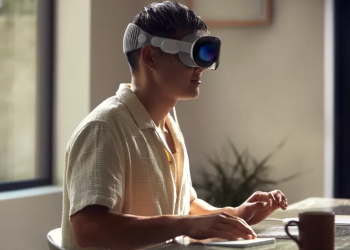 Apple unveils $3,499 augmented reality headset