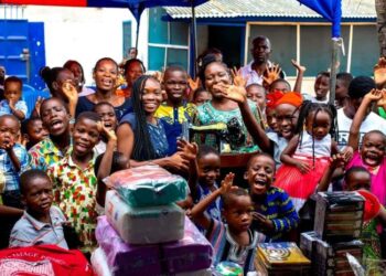 Journalist donates to childrens’ home