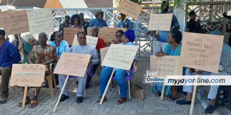 pensioner bondholders forum to drag finance ministry to chraj resume picketing