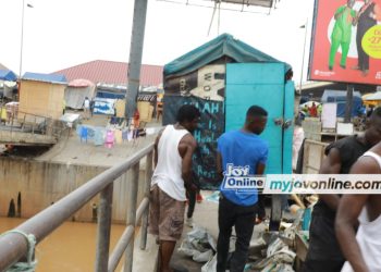 Photos: AMA officials eject squatters from walkways at Nkrumah Circle