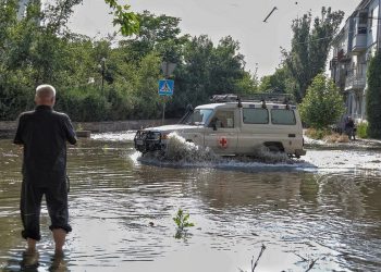 Ukraine dam: Thousands flee floods after dam collapse near Nova Kakhovka