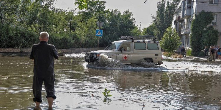 ukraine dam thousands flee floods after dam collapse near nova kakhovka