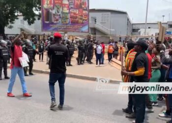 National anthem fills the air as police blocks #OccupyJulorbiHouse protestors again