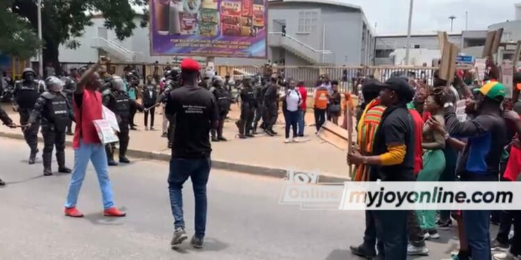 national anthem fills the air as police blocks occupyjulorbihouse protestors again