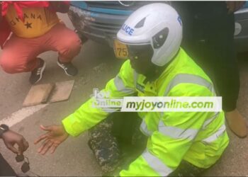 #OccupyJulorbiHouse: Policeman sits on the floor to plead with demonstrators to unblock roads