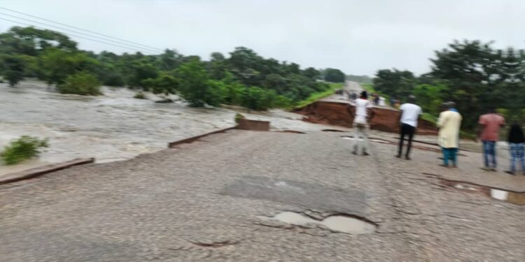 Overflow of Doli dam: Sawla-Bole highway cut off, commuters advised to stay off 1 overflow of doli dam sawla bole highway cut off commuters advised to stay off