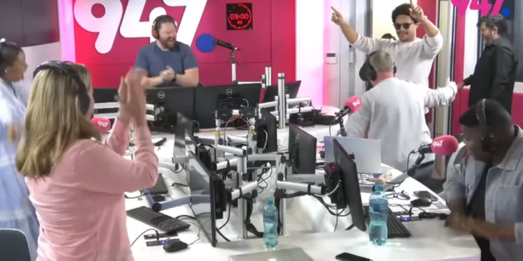 trevor noah jumps into fans car to beat traffic in johannesburg