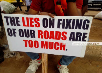 Ashaiman residents block major highways to protest deplorable roads