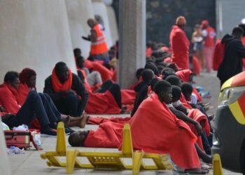 Boat carrying 280 migrants lands in Canary Islands
