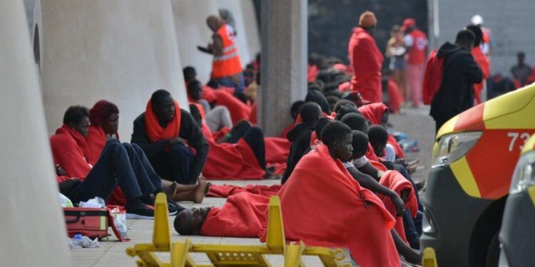 boat carrying 280 migrants lands in canary islands