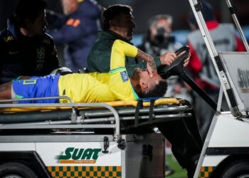 Neymar goes off injured as Uruguay beat Brazil for the first time since 2001