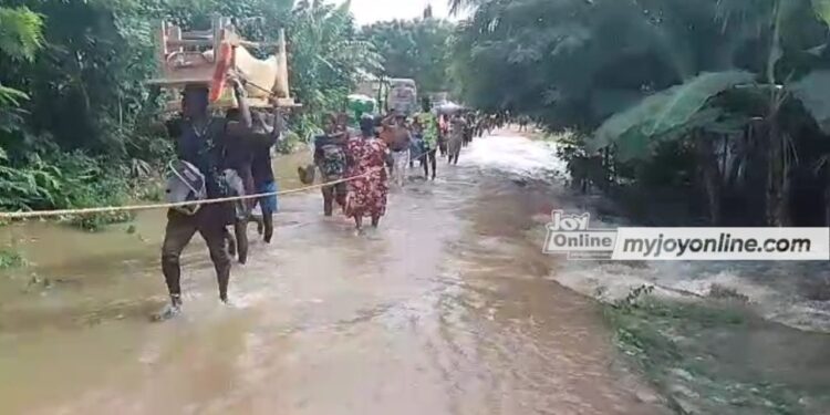 one dead in makango floods hundreds displaced