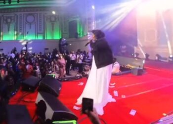 Piesie Esther encounters wardrobe malfunction during performance on stage