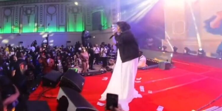 piesie esther encounters wardrobe malfunction during performance on stage