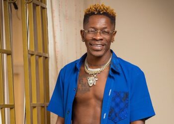 Shatta Wale promises man who returned GH¢100k a cash price and employment