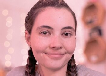 Woman details living with a water allergy, says showers leave her with bleeding scalp